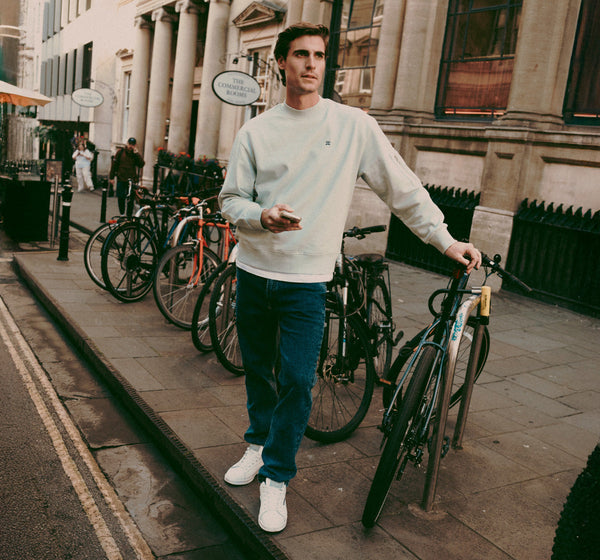 Sudaderas sin capucha para hombre: un look que nunca falla