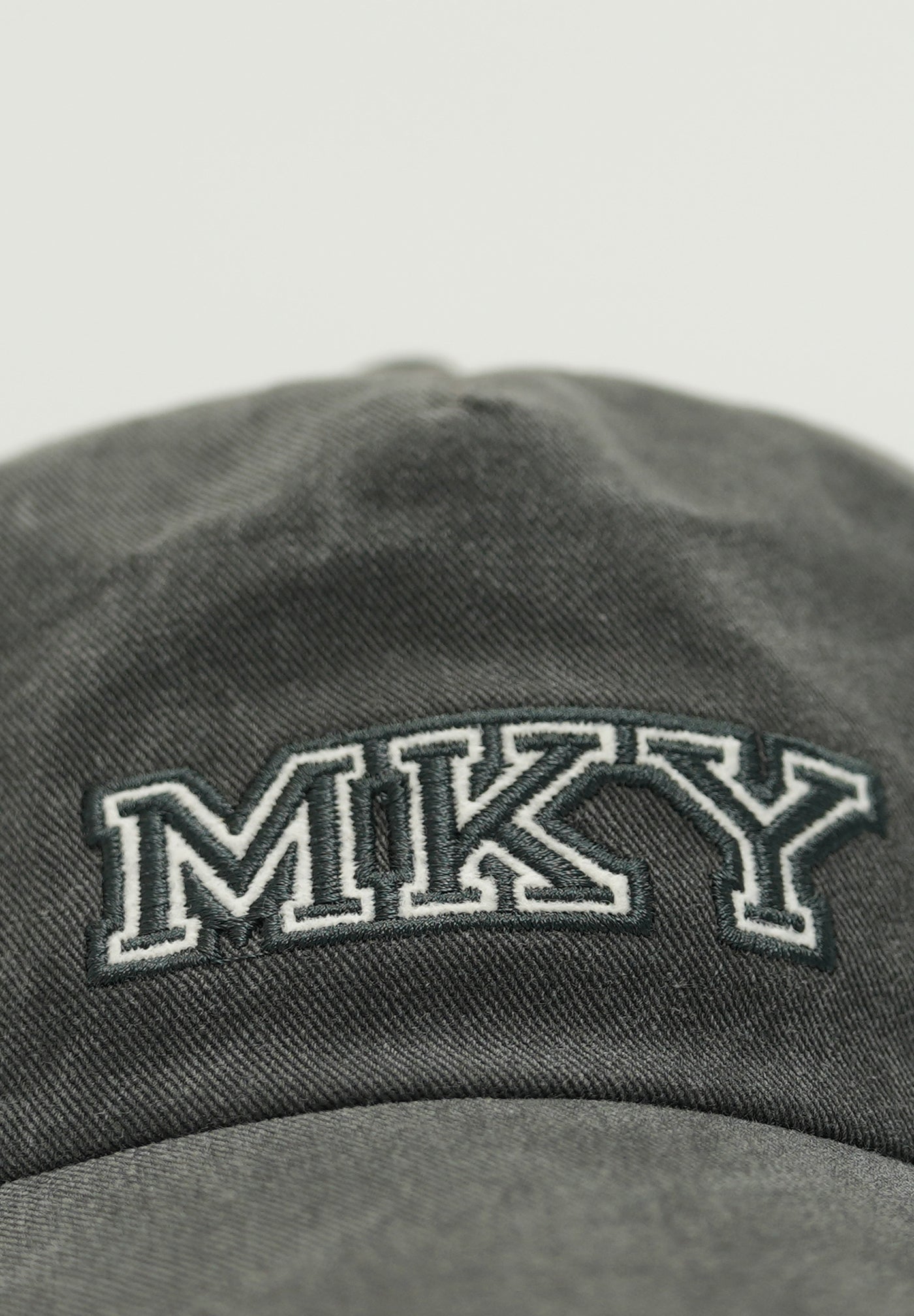 Gorra Gris Oscuro MKY